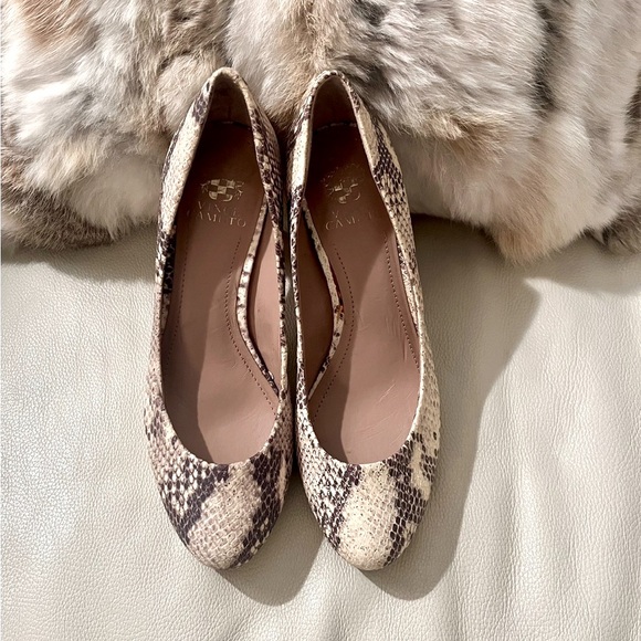 Vince Camuto Snakeskin Heels- Size 8 - Picture 3 of 5